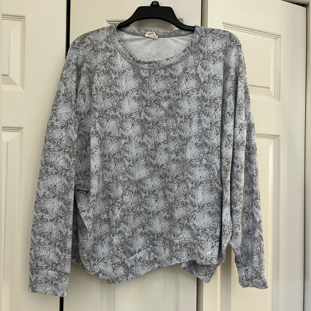 ⭐️EUC - Peach Love California -Grey & Blue Blouse with Kangaroo Pocket Womans XL